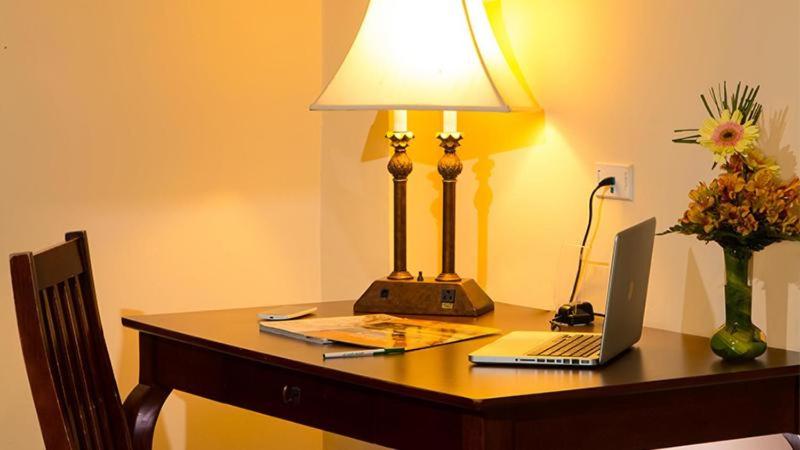 هتل Las Palmas Inn