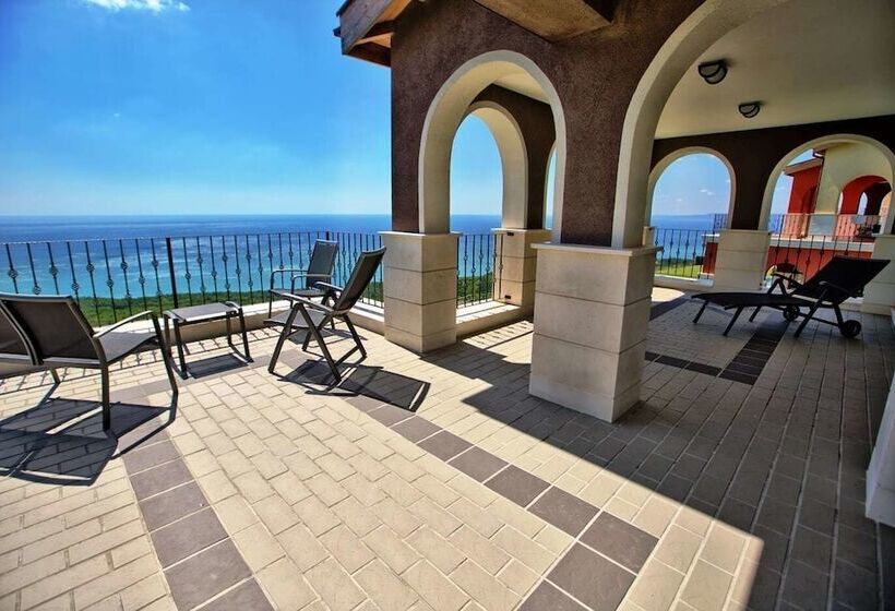 Lighthouse Apartments & Villas