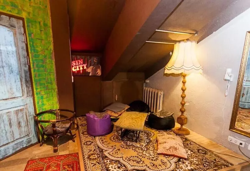 Riverside & China Town Hostel