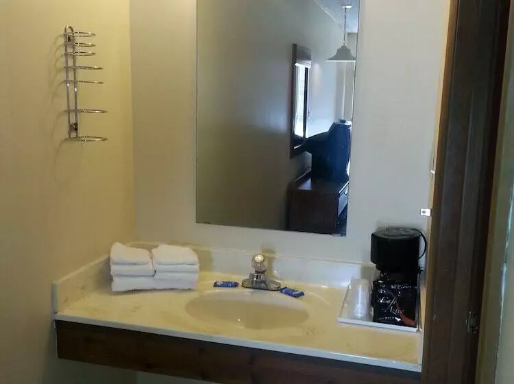 Hotelli Holiday Pines Inn And Suites