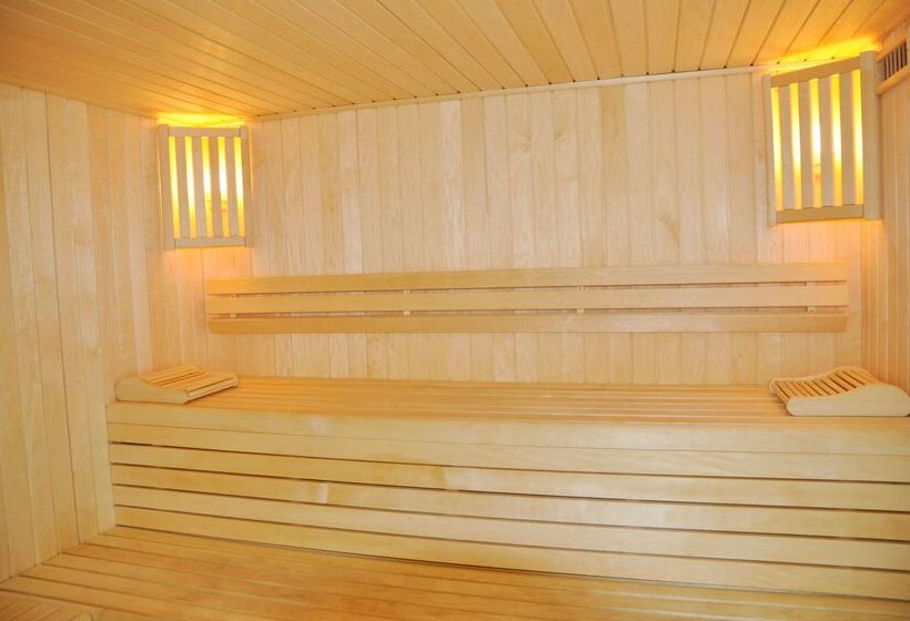 هتل Golden Tulip Pornic Suites