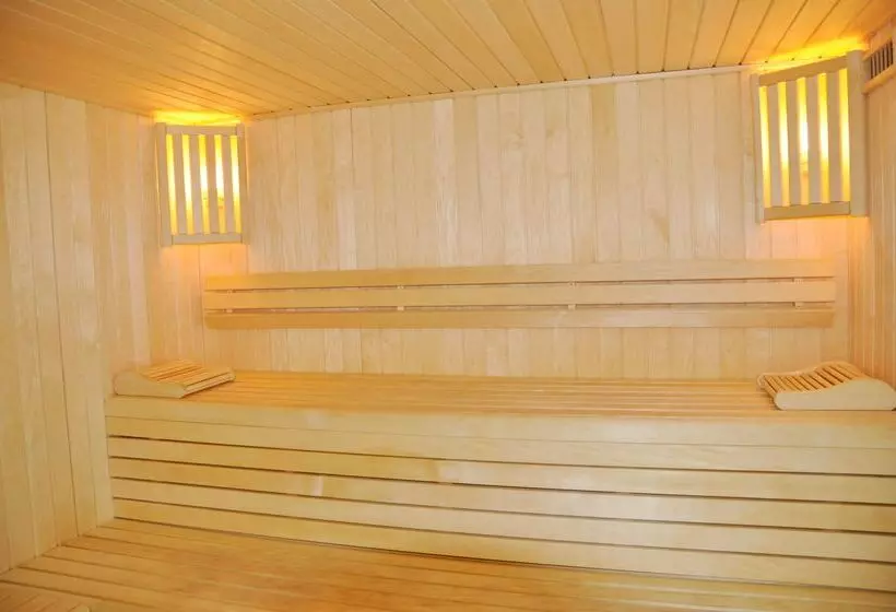 ホテル Golden Tulip Pornic Suites