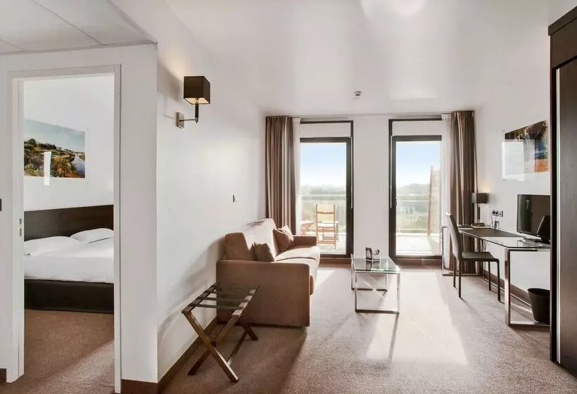 ホテル Golden Tulip Pornic Suites