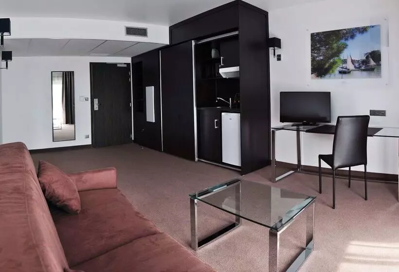 ホテル Golden Tulip Pornic Suites