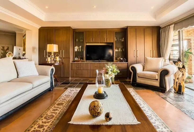 پانسیون Nautilus Guest House