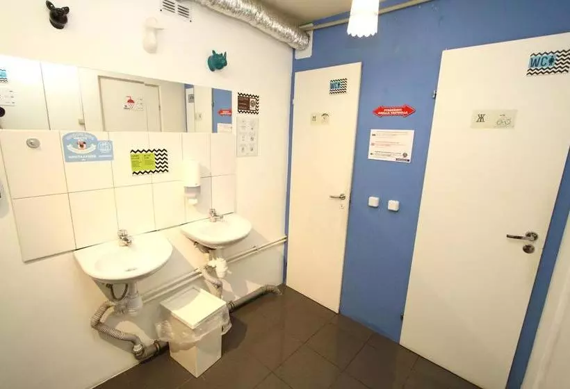 Hostel Bedandbike Rooms