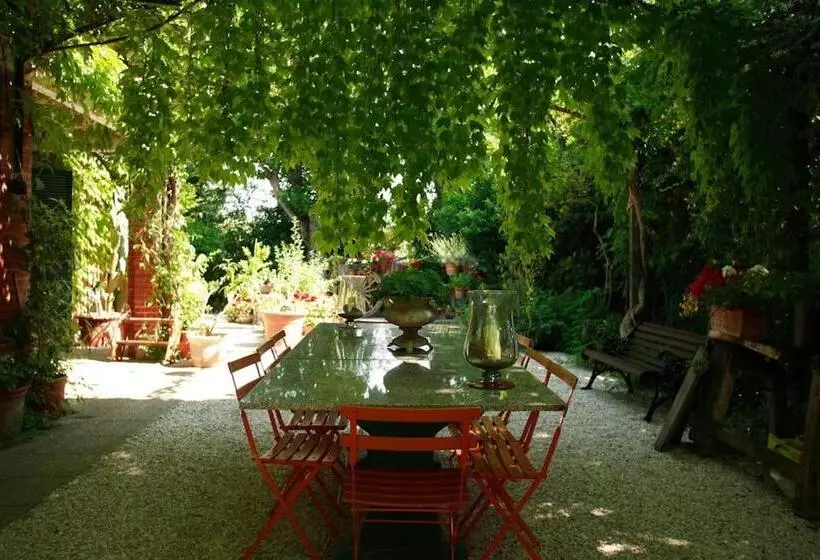 Aamiaismajoitus (B&B) Villa Mirella Beach