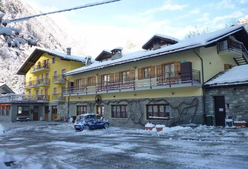 Hotelli Fior Di Roccia