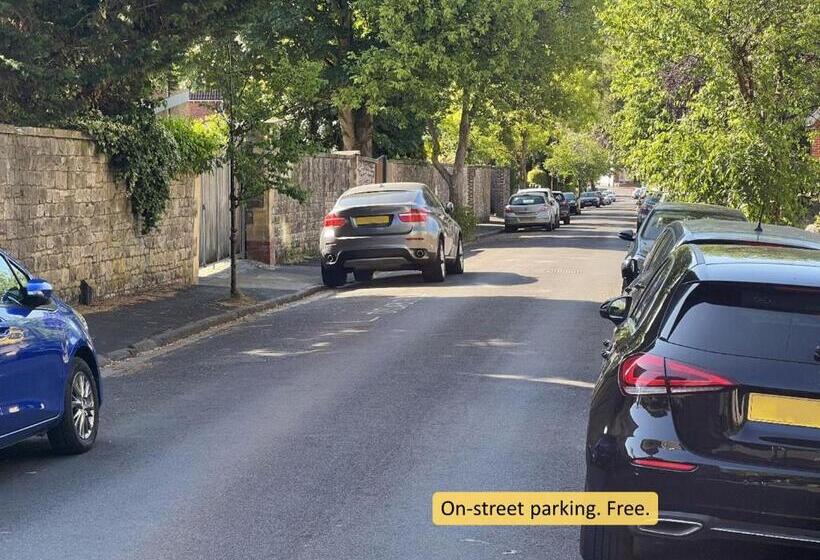 تختخواب و صبحانه Ferndale Mews