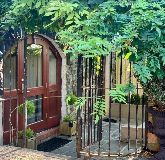 تختخواب و صبحانه Ferndale Mews