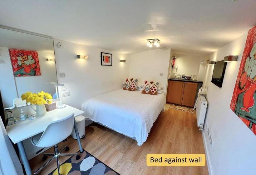 تختخواب و صبحانه Ferndale Mews