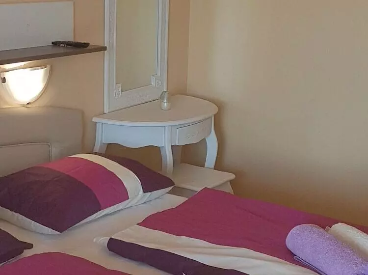 تختخواب و صبحانه Guesthouse Mira
