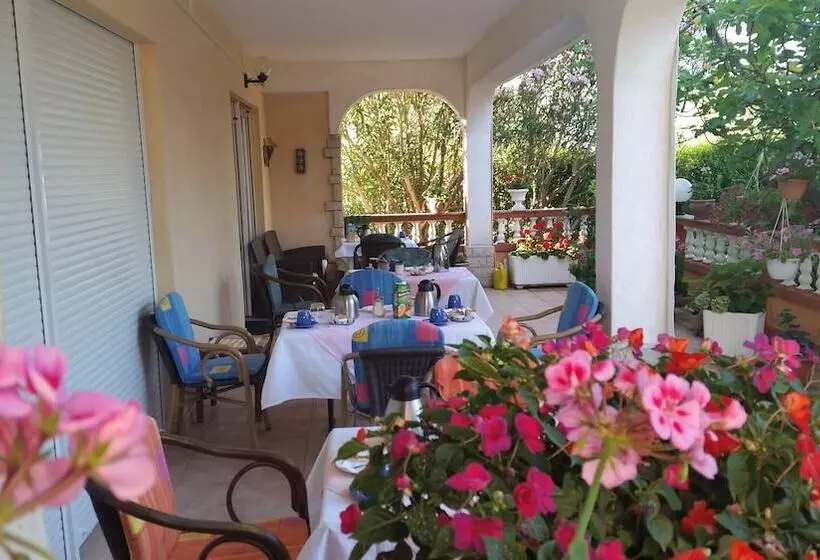 تختخواب و صبحانه Guesthouse Mira