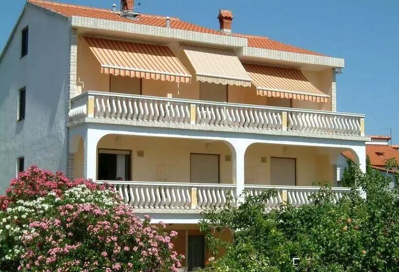 تختخواب و صبحانه Guesthouse Mira
