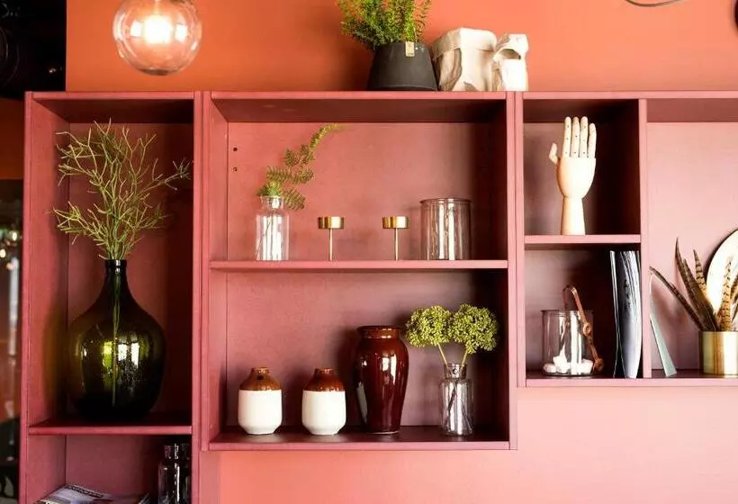 Svalbard Hotell | The Vault