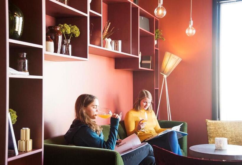 Svalbard Hotell | The Vault