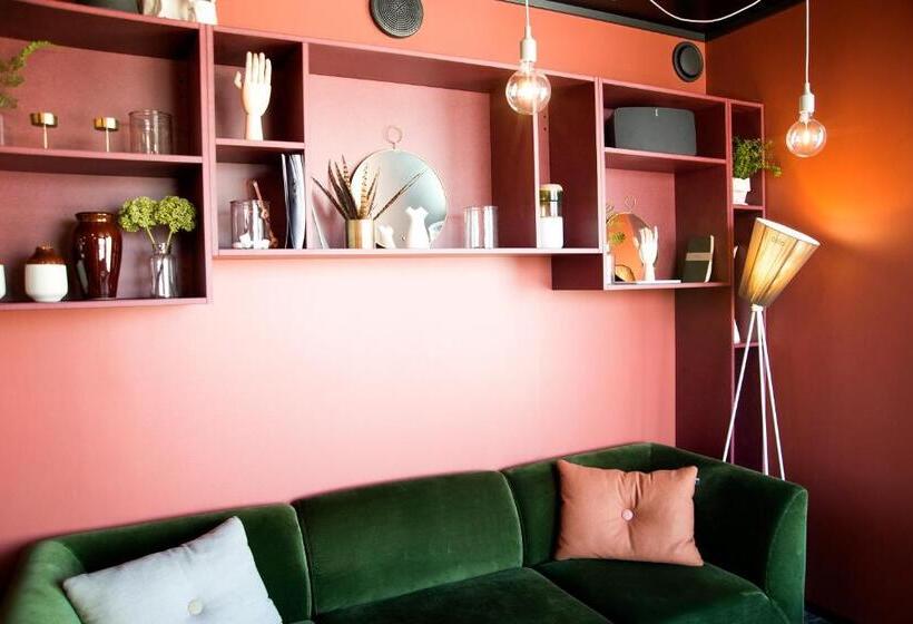 Svalbard Hotell | The Vault