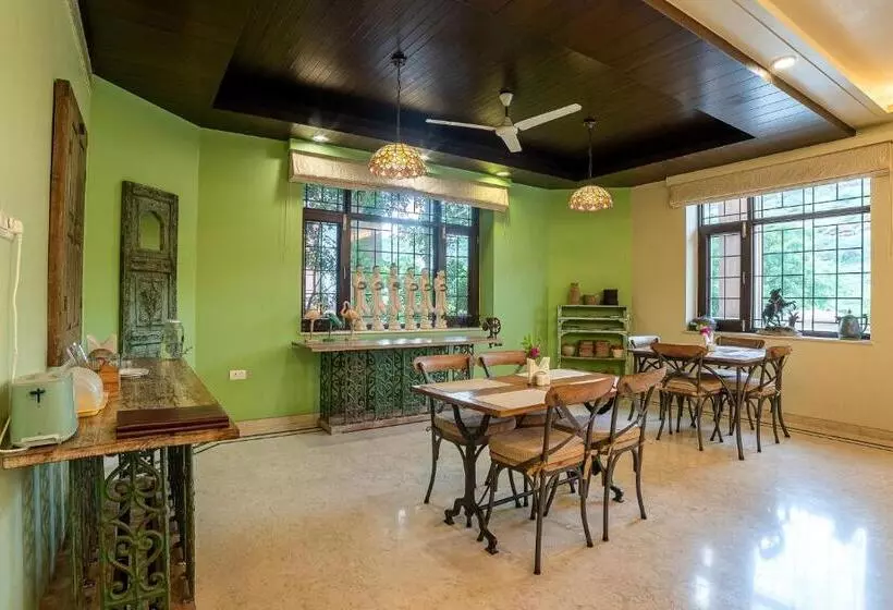 تختخواب و صبحانه The Almond Tree