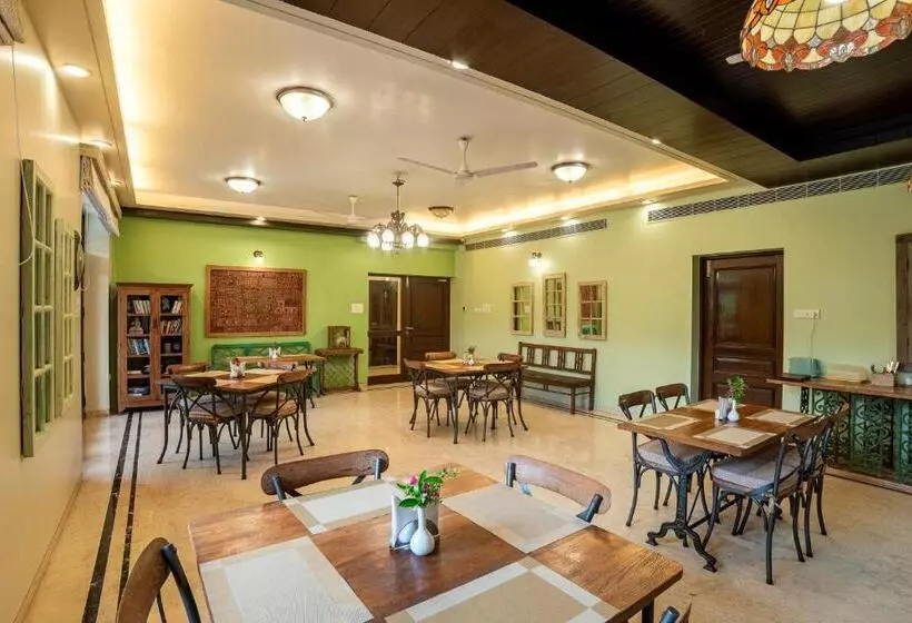 تختخواب و صبحانه The Almond Tree