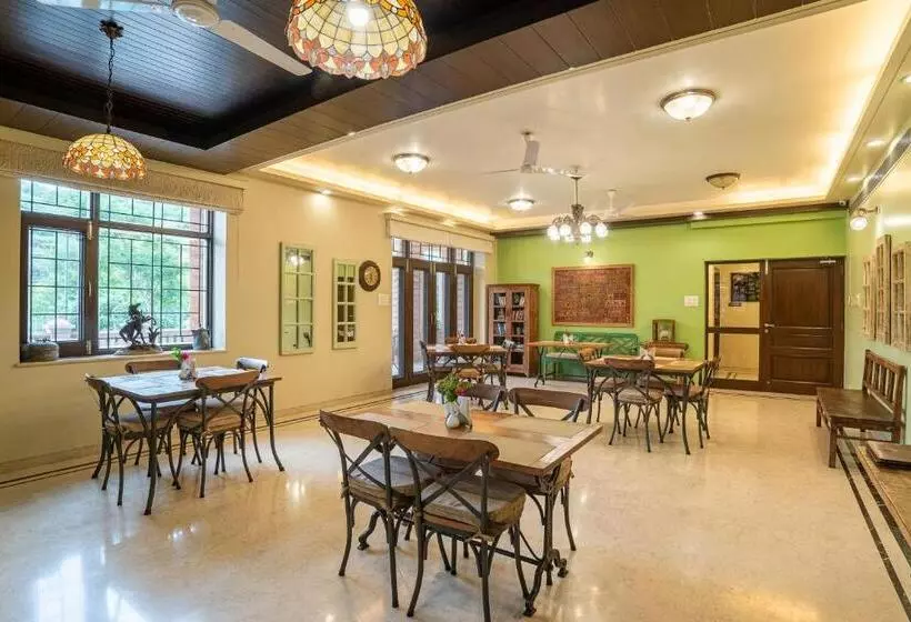 تختخواب و صبحانه The Almond Tree