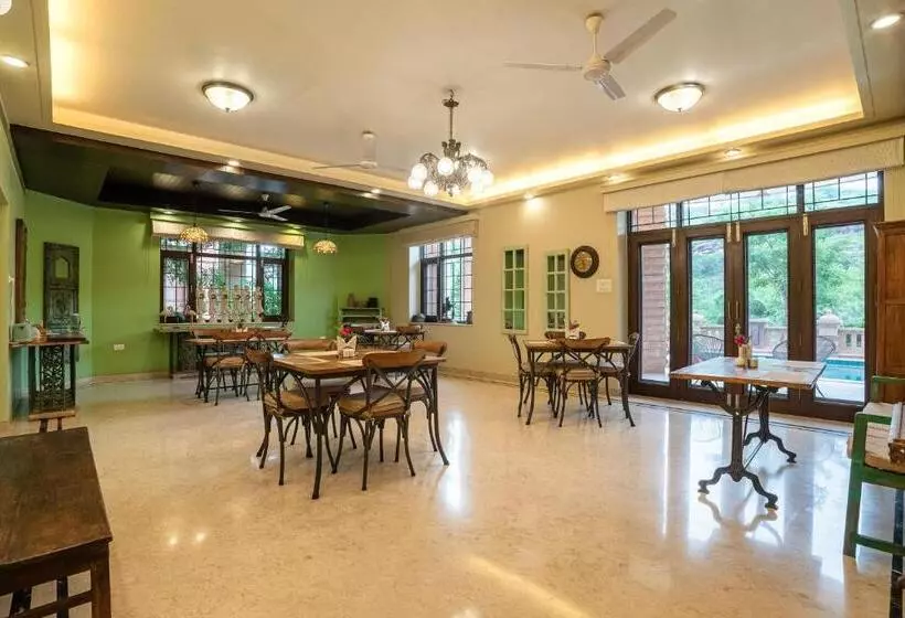 تختخواب و صبحانه The Almond Tree