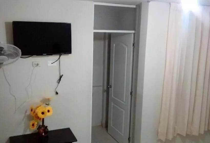 ホテル Hospedaje Residencial Los Fresnos   Miraflores Piura