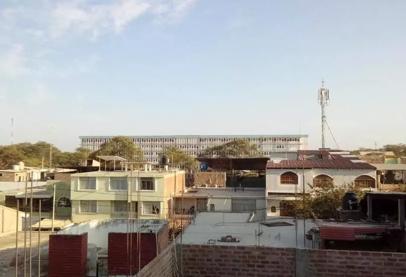 ホテル Hospedaje Residencial Los Fresnos   Miraflores Piura
