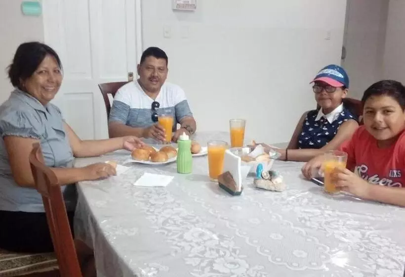 ホテル Hospedaje Residencial Los Fresnos   Miraflores Piura