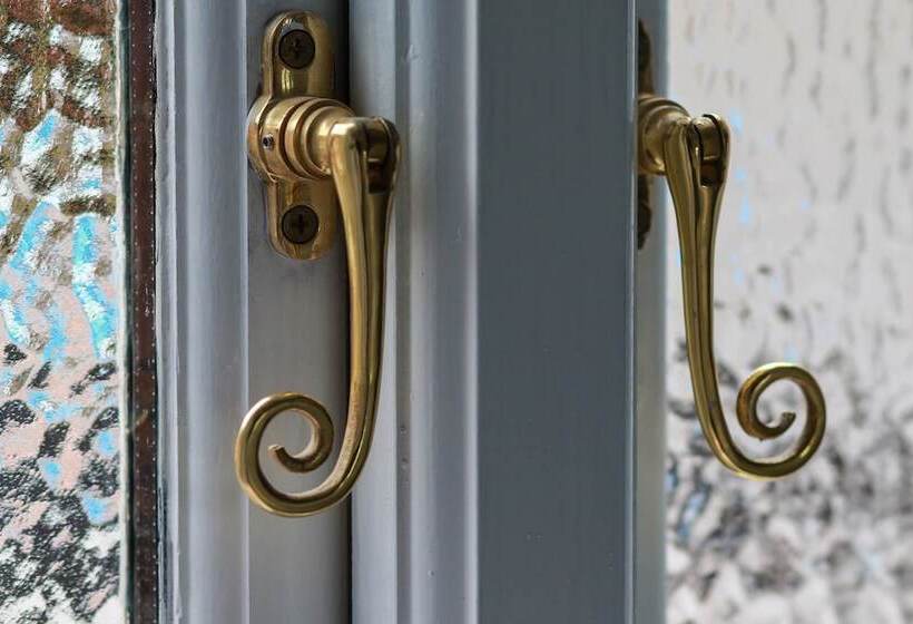 酒店 The Little George