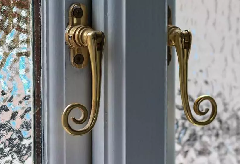 Hotelli The Little George