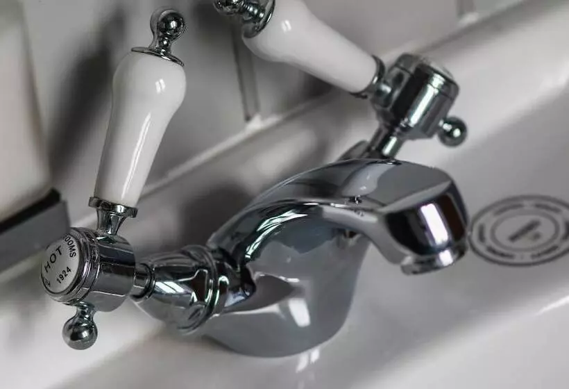 Hotelli The Little George