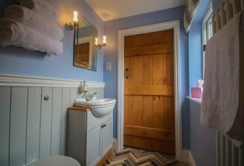 Hotelli The Little George