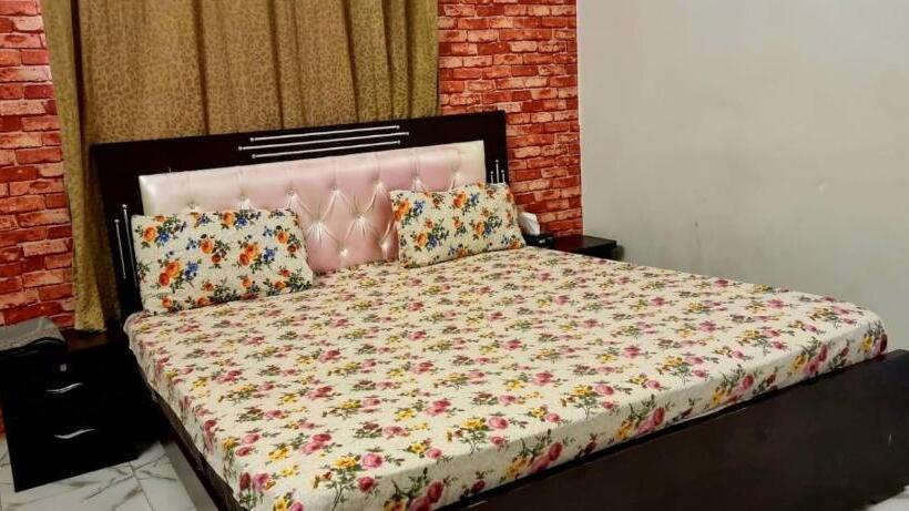 هتل Couples Friendly Guest House Karachi