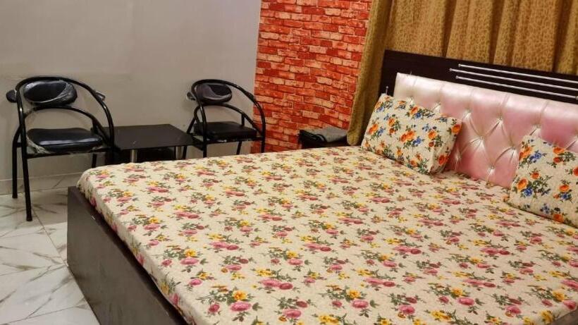 هتل Couples Friendly Guest House Karachi