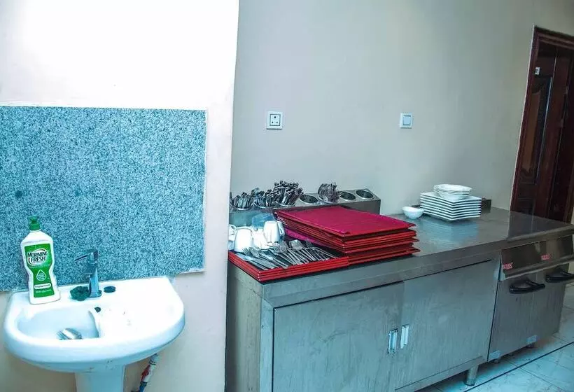 Royal Crest Hotel & Suites