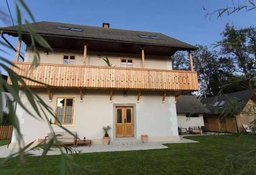 تختخواب و صبحانه Butterfly Lodge