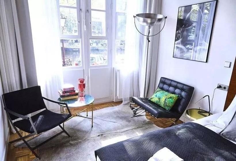 ベッドアンドブレックファースト Stuart Luxury Rooms