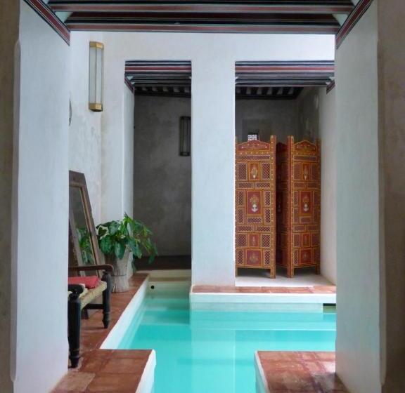 تختخواب و صبحانه Andavelo House