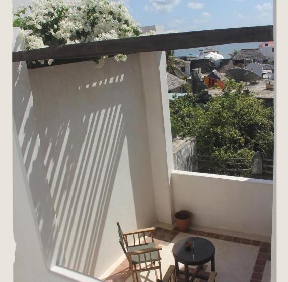 تختخواب و صبحانه Andavelo House