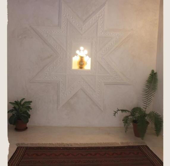 تختخواب و صبحانه Andavelo House