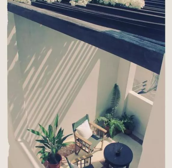 تختخواب و صبحانه Andavelo House