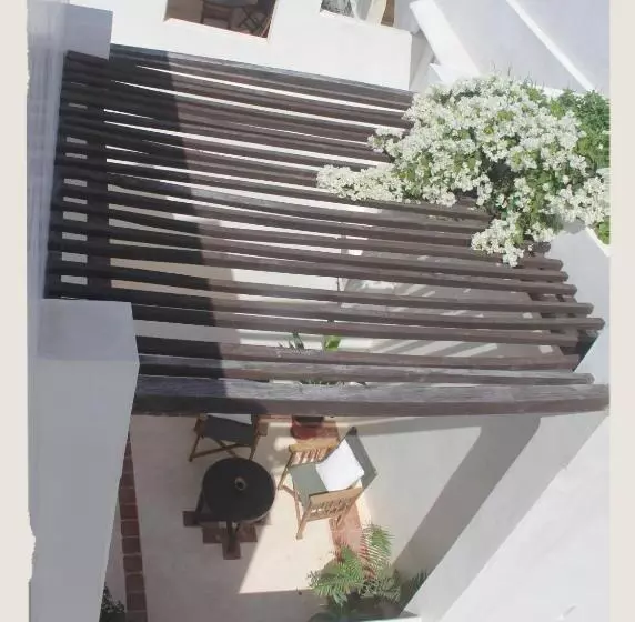 تختخواب و صبحانه Andavelo House