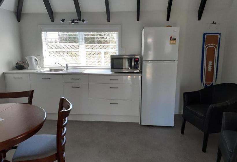 Featherston Motels And Camping