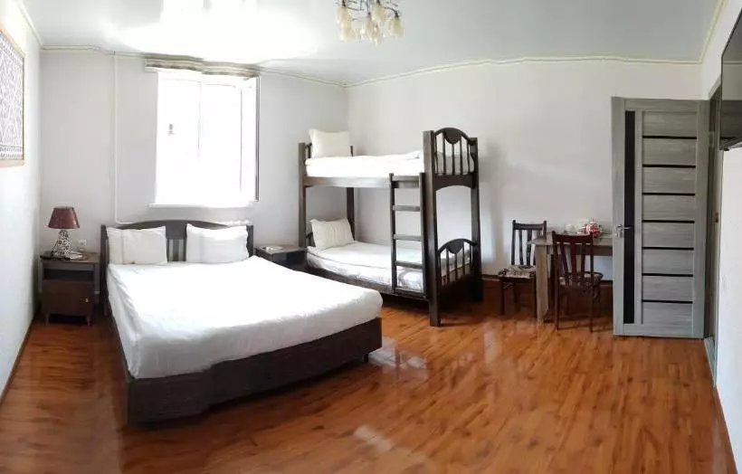 تختخواب و صبحانه Datka Guest House