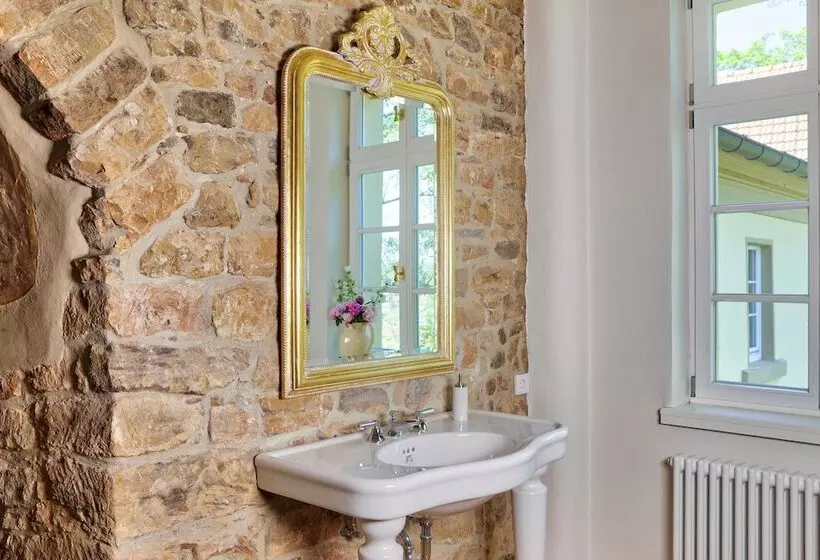 Hotelli Brunnenhaus Schloss Landau