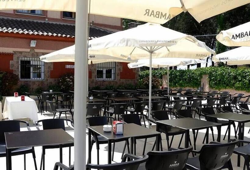 فندق Hostal Restaurante Labrat