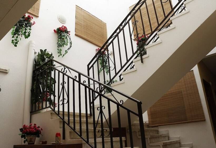 فندق Hostal Restaurante Labrat