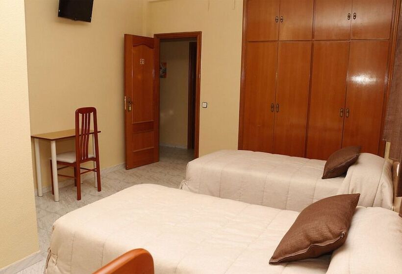 فندق Hostal Restaurante Labrat