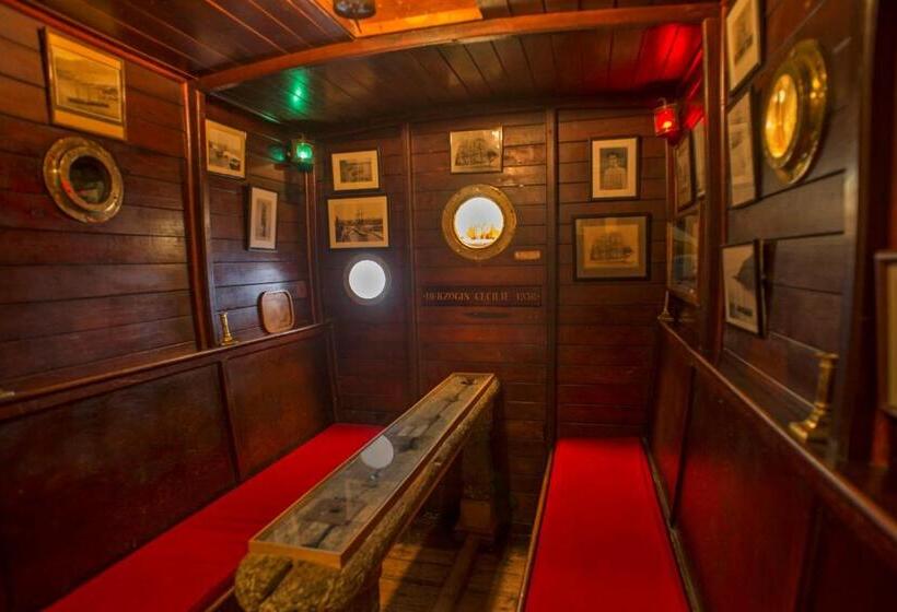 Отель The Cottage