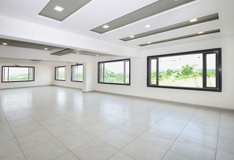 فندق Crimson Park Shripriya